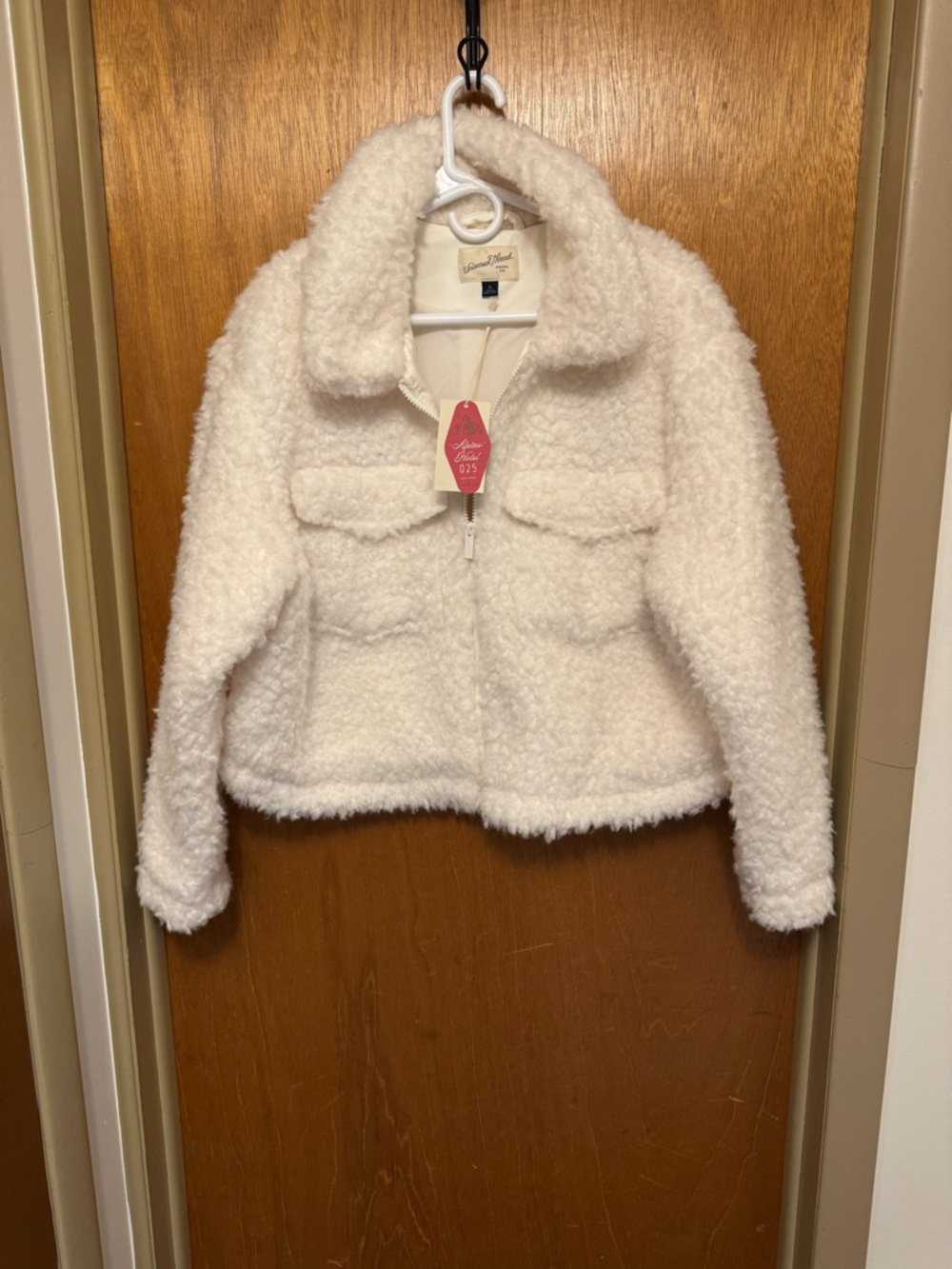Women’s sz XL Universal Thread off white Teddy/faux shearling jacket. Lined NWT